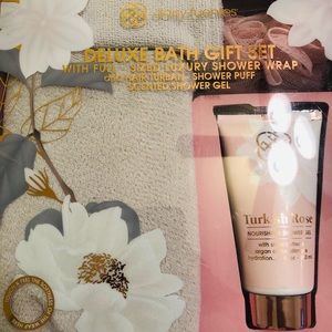 BRAND NEW Daisy Fuentes Deluxe Bath Set